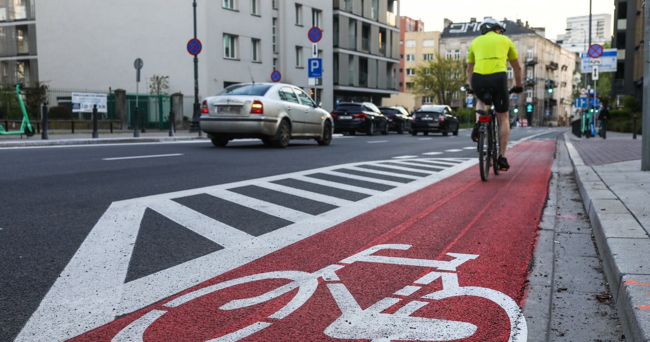 Rowerzystów poruszających się po drogach publicznych obowiązują przepisy ruchu drogowego /Adam Burakowski/REPORTER /East News