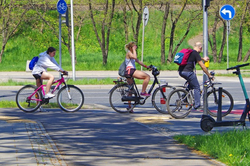 Rowerzystów również obowiązują przepisy ruchu drogowego /Marek Bazak /East News