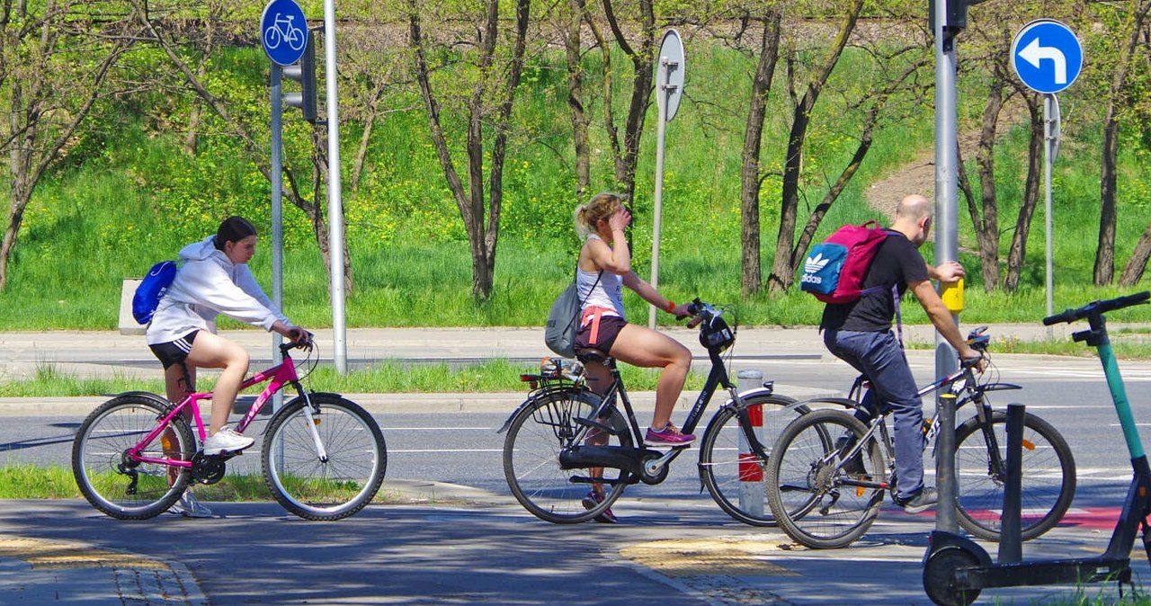 Rowerzystów również obowiązują przepisy ruchu drogowego /Marek Bazak /East News