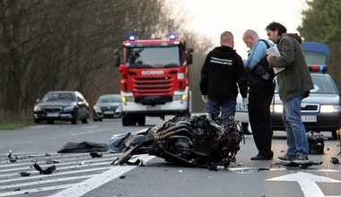 "Równi na drodze". "Patrz w lusterka". A może: zwolnij?