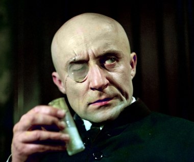 Równie świetnie grał wielkie role dramatyczne, jak i komediowych "wariatów". Gdyby żył, w niedzielę, 9 kwietnia, Marek Walczewski (za zdjęciu w filmie "Dzieje grzechu") obchodziłby 80. urodziny.

Określany był jako aktor totalny, jako najbardziej demoniczny spośród polskich aktorów. Do historii przeszły jego charakterystyczne role ekscentrycznych postaci, często nacechowane szaleństwem, ekspresją i bogatą mimiką - tak charakteryzowała aktora Filmoteka Narodowa.