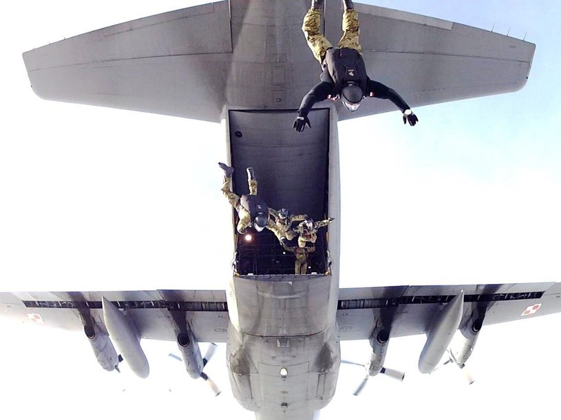 Równie ważnym elementem szkolenia żołnierzy Wojsk Specjalnych są skoki spadochronowe /INTERIA.PL/materiały prasowe