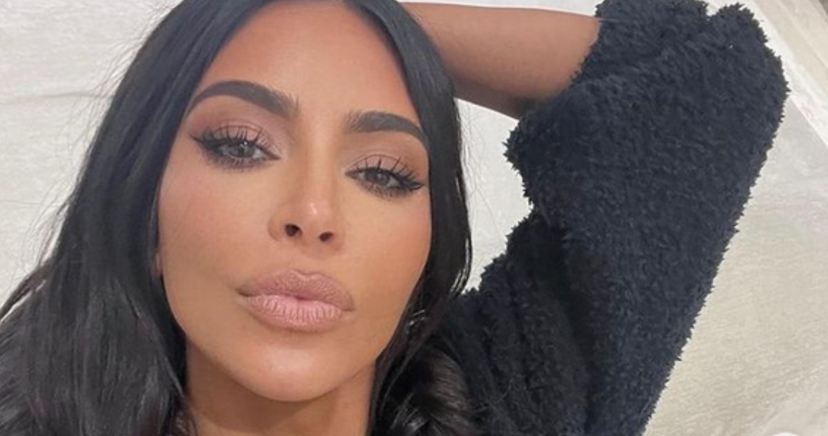 Również jej nieskazitelnie gładka cera i piękne rzęsy to efekt mocnego makijażu /@kimkardashian /Instagram