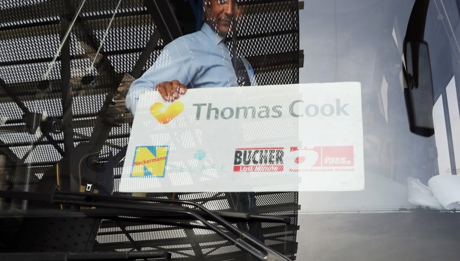 Równocześnie z trwającą operacją sprowadzania do kraju klientów zbankrutowanego biura podróży Thomas Cook, uwagę brytyjskich polityków i mediów skupiają wielomilionowe zarobki szefostwa firmy. /MOHAMED MESSARA /PAP/EPA