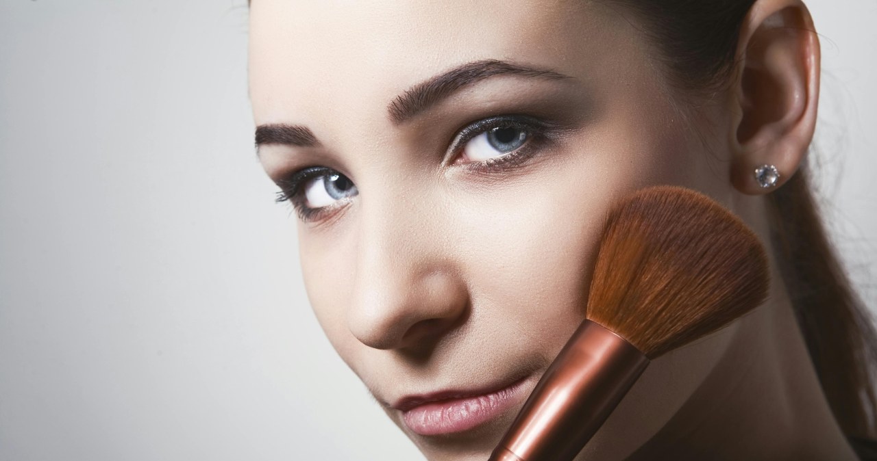 Róż najlepiej nakładać na kości policzkowe, aby uzyskać efekt młodej i wypoczętej skóry /Aleks /pexels.com