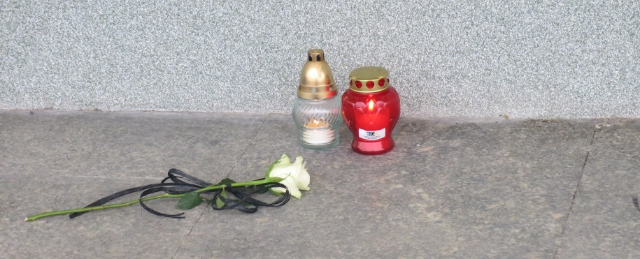 Róża i znicze przed wejściem do budynku UTP w Bydgoszczy /Józef Polewka /RMF FM