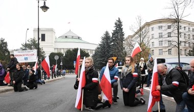 Różaniec przed Sejmem. ZDJĘCIA