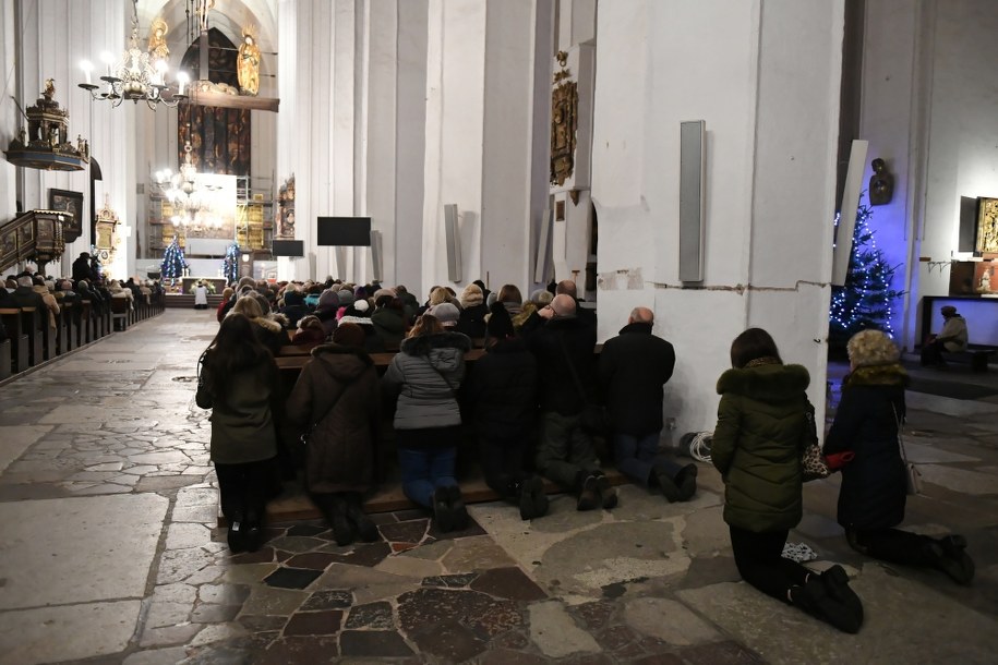 Różaniec w bazylice Mariackiej w intencji prezydenta Gdańska Pawła Adamowicza / 	PAP/Adam Warżawa /PAP