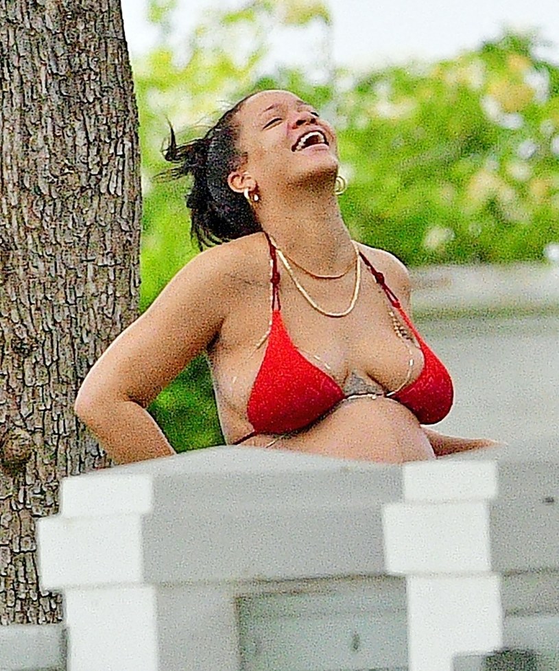 Rozbawiona i nieświadoma Rihanna na Barbadosie /Agencja FORUM