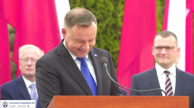 Rozbawiony prezydent opowiada anegdotę /Facebook