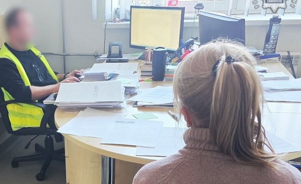 Rozbijała młotkiem szyby w autobusach. 40-latka została zatrzyma