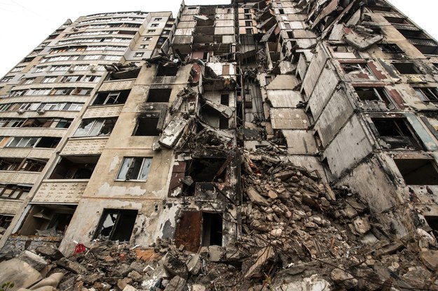 Rozbiórka bloków w najbardziej dotkniętej rosyjskimi ostrzałami dzielnicy Charkowa /Vladyslav Musiienko /PAP