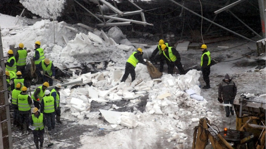Rozbiórka hali wystawowej MTK po katastrofie /Andrzej  Grygiel /PAP