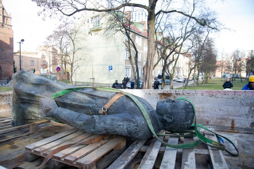Rozbiórka pomnika ks. Henryka Jankowskiego /Fot. Wojciech Strozyk /Reporter