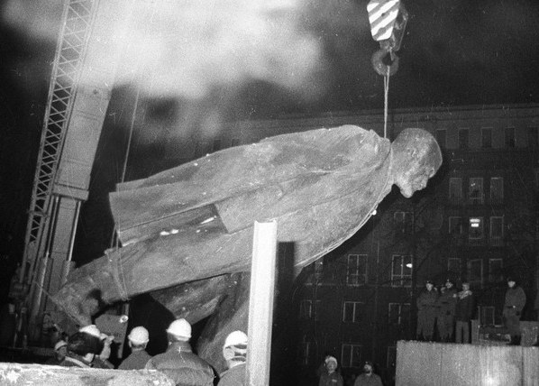 Rozbiórka pomnika Włodzimierza Lenina /Stanisław Gawliński /Fotonova