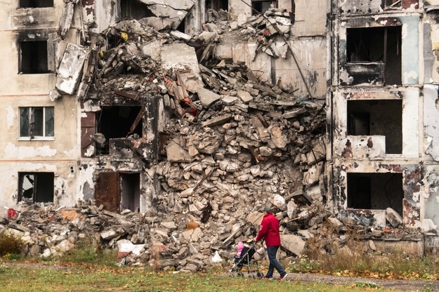Rozbiórka uszkodzonych bloków w Charkowie /Vladyslav Musiienko /PAP
