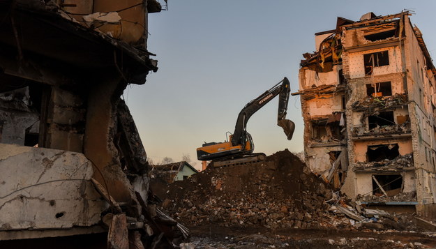 Rozbiórka zniszczonego bloku w Borodziance w obwodzie kijowskim na zdjęciu z 14 grudnia br. /OLEG PETRASYUK /PAP/EPA