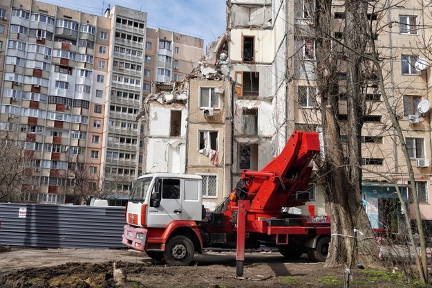 Rozbiórka zniszczonego podczas ataku wojsk rosyjskich budynku mieszkalnego w Odessie /Alena Solomonova /PAP