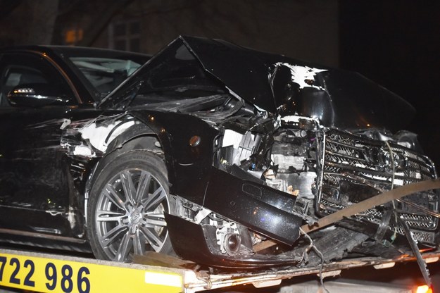 Rozbita, rządowa limuzyna zaraz po wypadku /Jacek Bednarczyk /PAP
