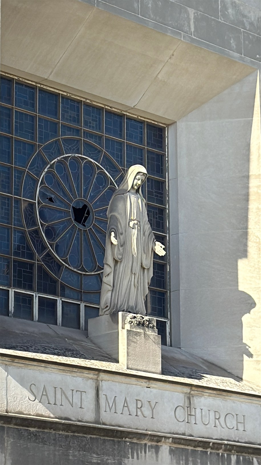 Rozbita szyba w oknie kościoła /Paweł Żuchowski /RMF FM