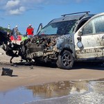 Rozbite auto na plaży w Łebie. Właściciel odnaleziony - trafił do szpitala