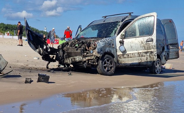 Rozbite auto na plaży w Łebie. Właściciel odnaleziony - trafił do szpitala