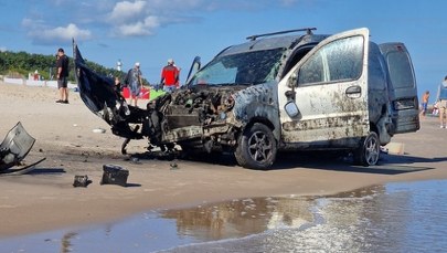 Rozbite auto na plaży w Łebie. Właściciel odnaleziony - trafił do szpitala