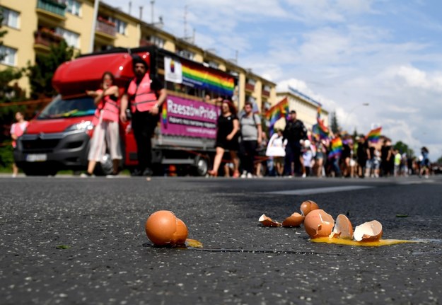 Rozbite jaja, które rzucano w kierunku uczestników Marszu Równości /Darek Delmanowicz /PAP