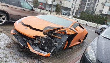 Rozbite Lamborghini z Warszawy zaczyna być rozkradane