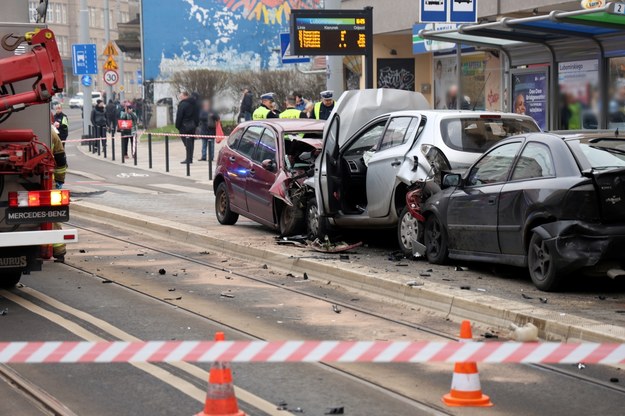Rozbite pojazdy w miejscu wypadku na Placu Rodła w Szczecinie / 	Marcin Bielecki    /PAP