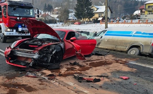 Rozbite Porsche, bus w rowie. Groźny wypadek koło Strzyżowa