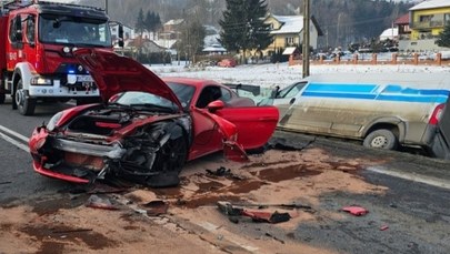 Rozbite Porsche, bus w rowie. Groźny wypadek koło Strzyżowa