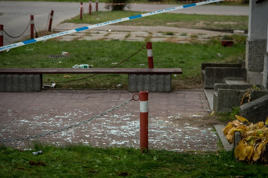 Rozbite szkło na terenie kampusu Uniwersytetu Technologiczno-Przyrodniczego w Bydgoszczy /Tytus Żmijewski /PAP