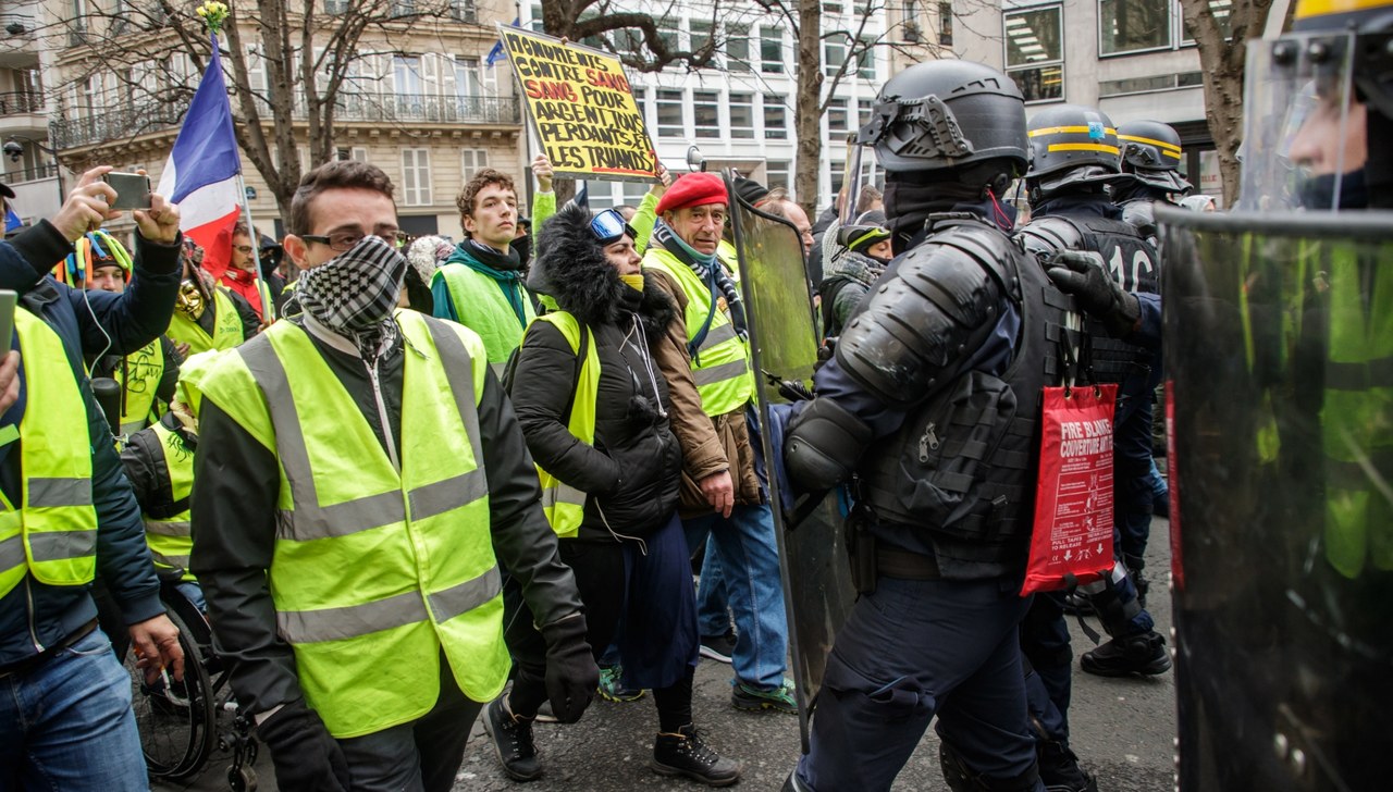 Rozbite witryny, podpalone samochody. Protest "żółtych kamizelek" w Paryżu