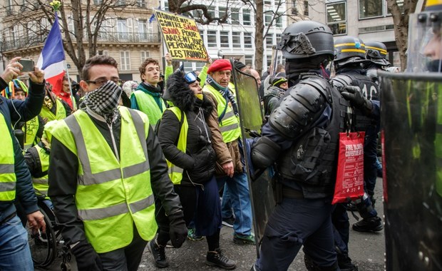 Rozbite witryny, podpalone samochody. Protest "żółtych kamizelek" w Paryżu