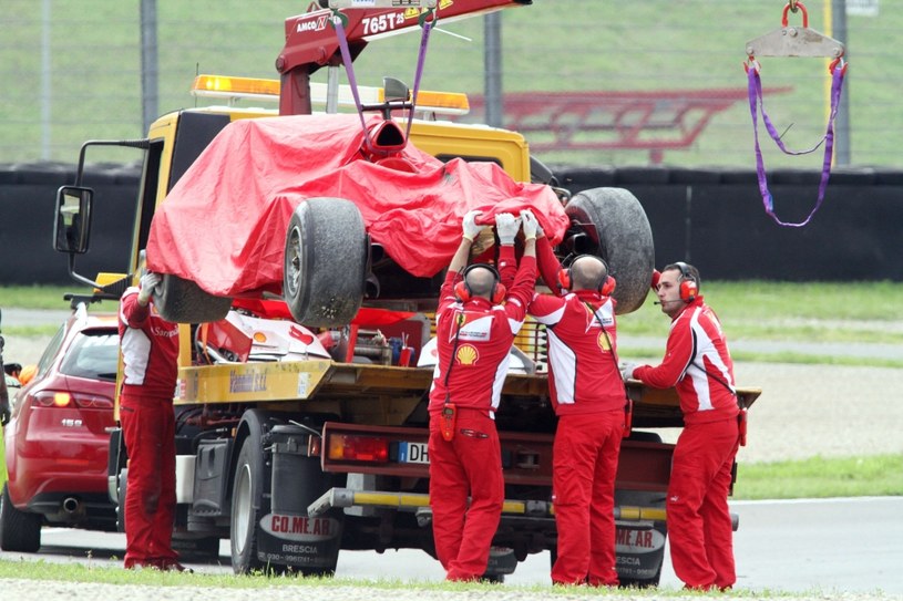Rozbity bolid Fernando Alonso /AFP