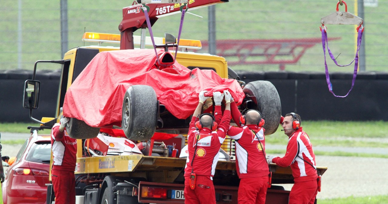 Rozbity bolid Fernando Alonso /AFP