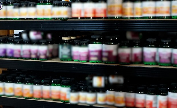 Rozbity gang fałszerzy leków. Sprzedawali sterydy, ale nie tylko