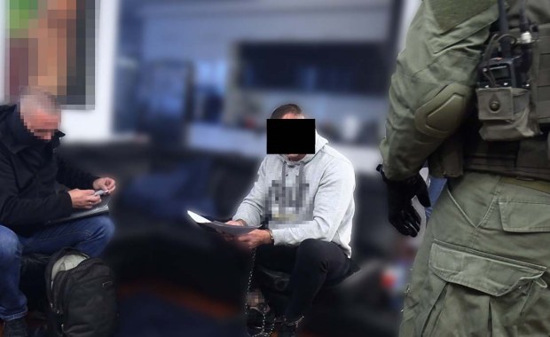 Rozbity gang produkujący narkotyki i handlujący bronią 