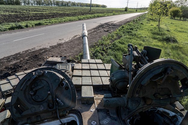 Rozbity rosyjski czołg przy drodze niedaleko wsi Olchówka w obwodzie charkowskim /Mykola Kalyeniak /PAP