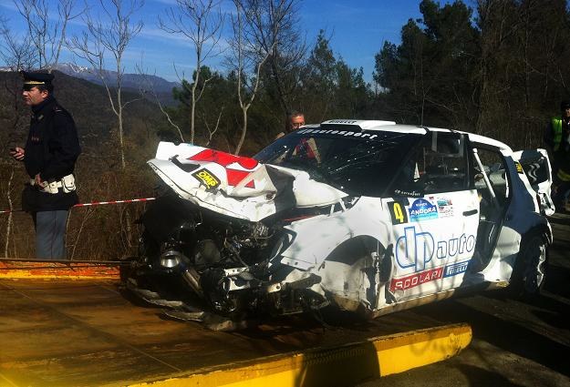 Rozbity samochód Roberta Kubicy. /AFP