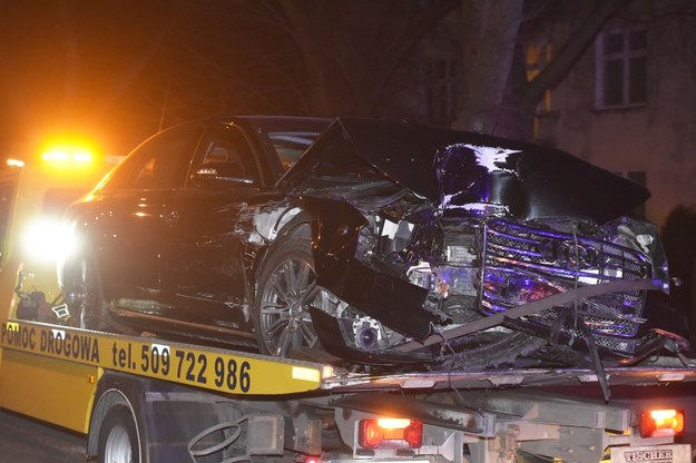 Rozbity samochód rządowy odwożony na lawecie po wypadku w Oświęcimiu /	Jacek Bednarczyk   /PAP