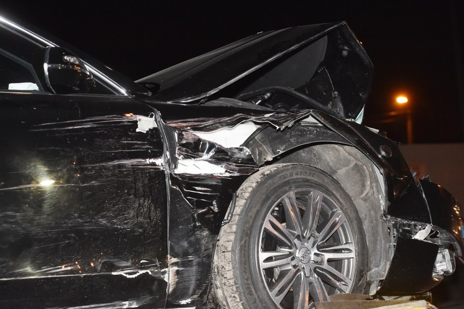 Rozbity samochód rządowy odwożony na lawecie /	Jacek Bednarczyk   /PAP