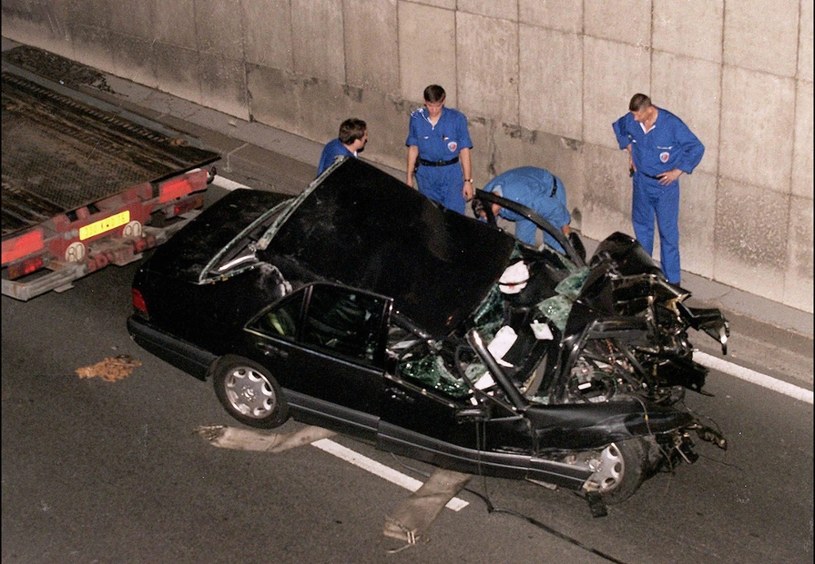 Rozbity samochód, w którym jechała księżna Diana /East News