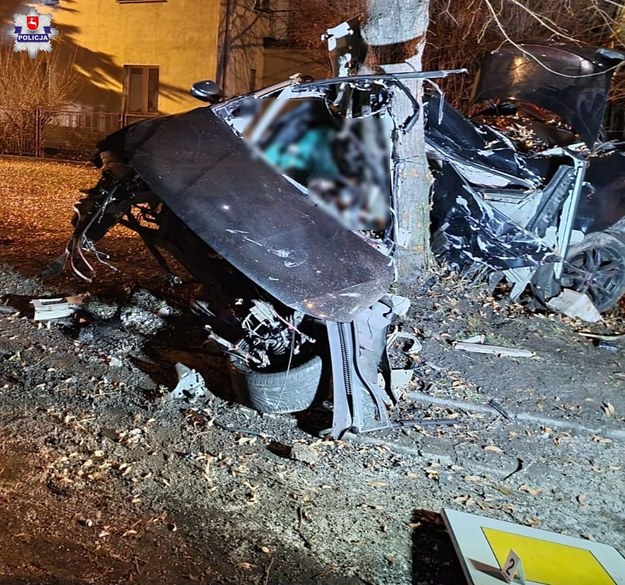 Rozbity w wypadku volkswagen, którym jechali dwaj młodzi Ukraińcy /KWP Lublin /Policja