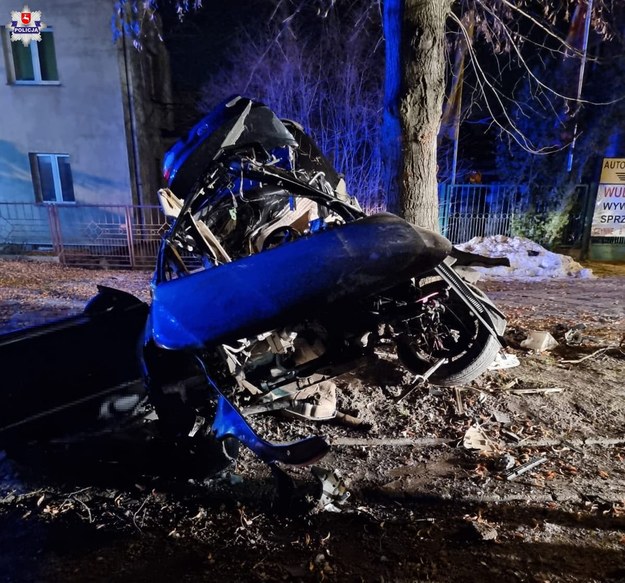 Rozbity w wypadku volkswagen, którym jechali dwaj młodzi Ukraińcy /KWP Lublin /Policja