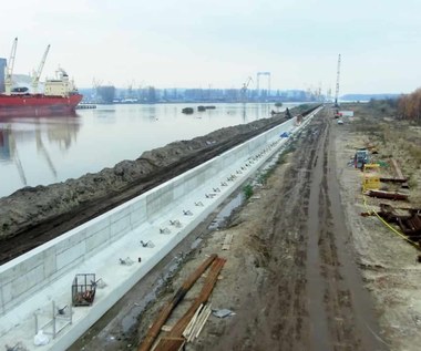 Rozbudowa portu w Szczecinie za półmetkiem. Niedługo będą tu obsługiwane największe statki