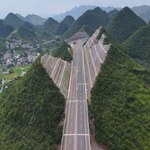 Rozcięli góry na pół, by poprowadzić autostradę. Projekt stulecia