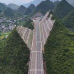 Rozcięli góry na pół. Środkiem poprowadzili autostradę