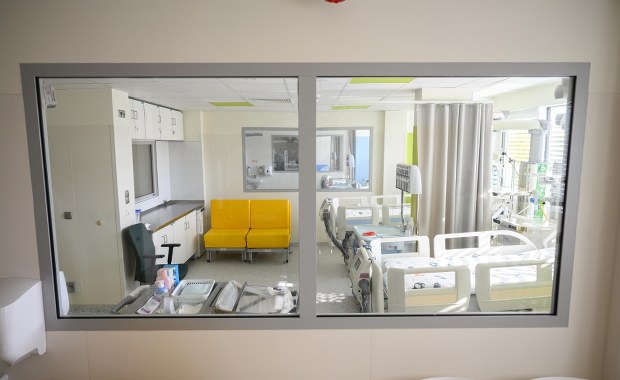 "Rozdarte serce, czekanie nie do wytrzymania". Rodzice opisują szpitalne dramaty